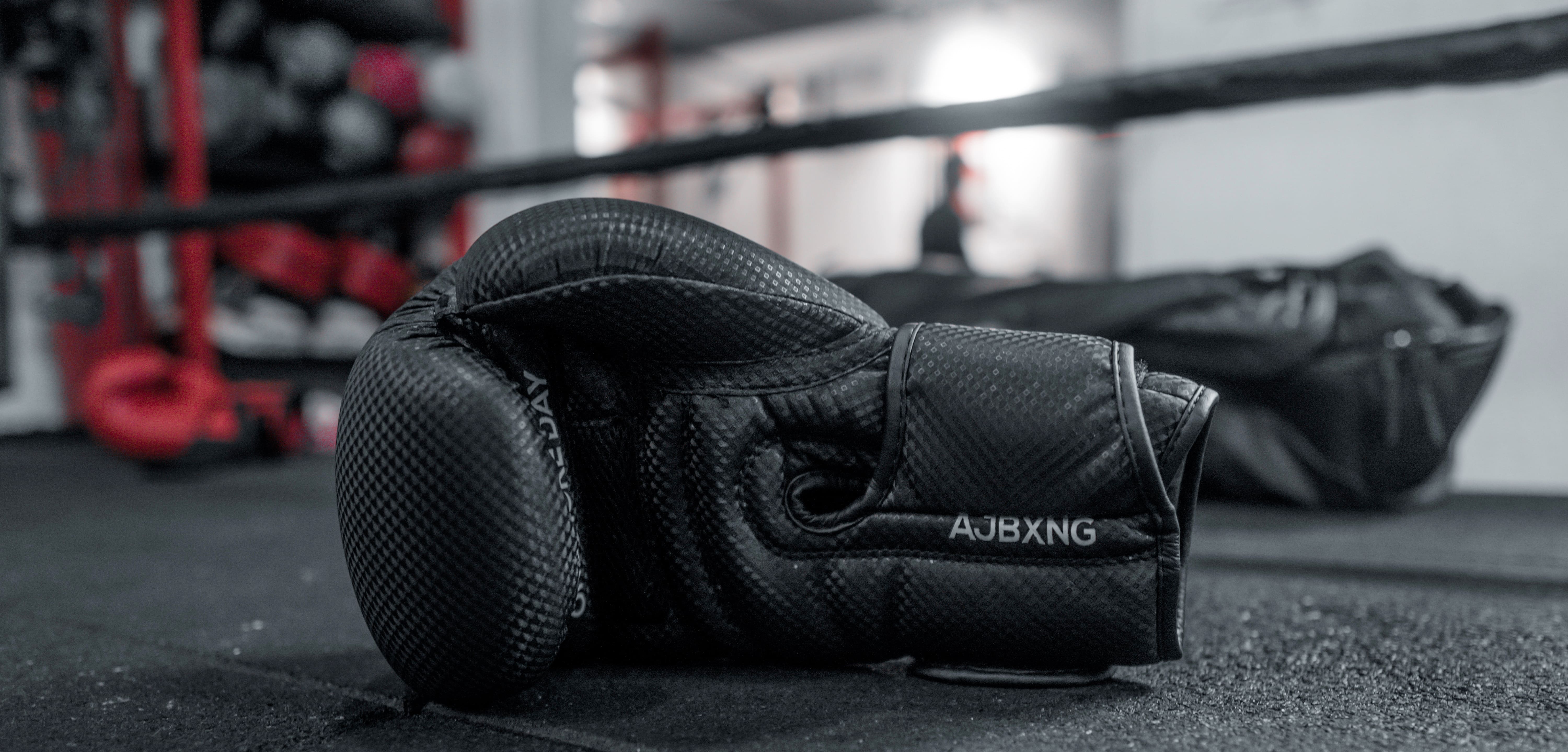 gants de boxe en gros plan posés au sol sur le ring