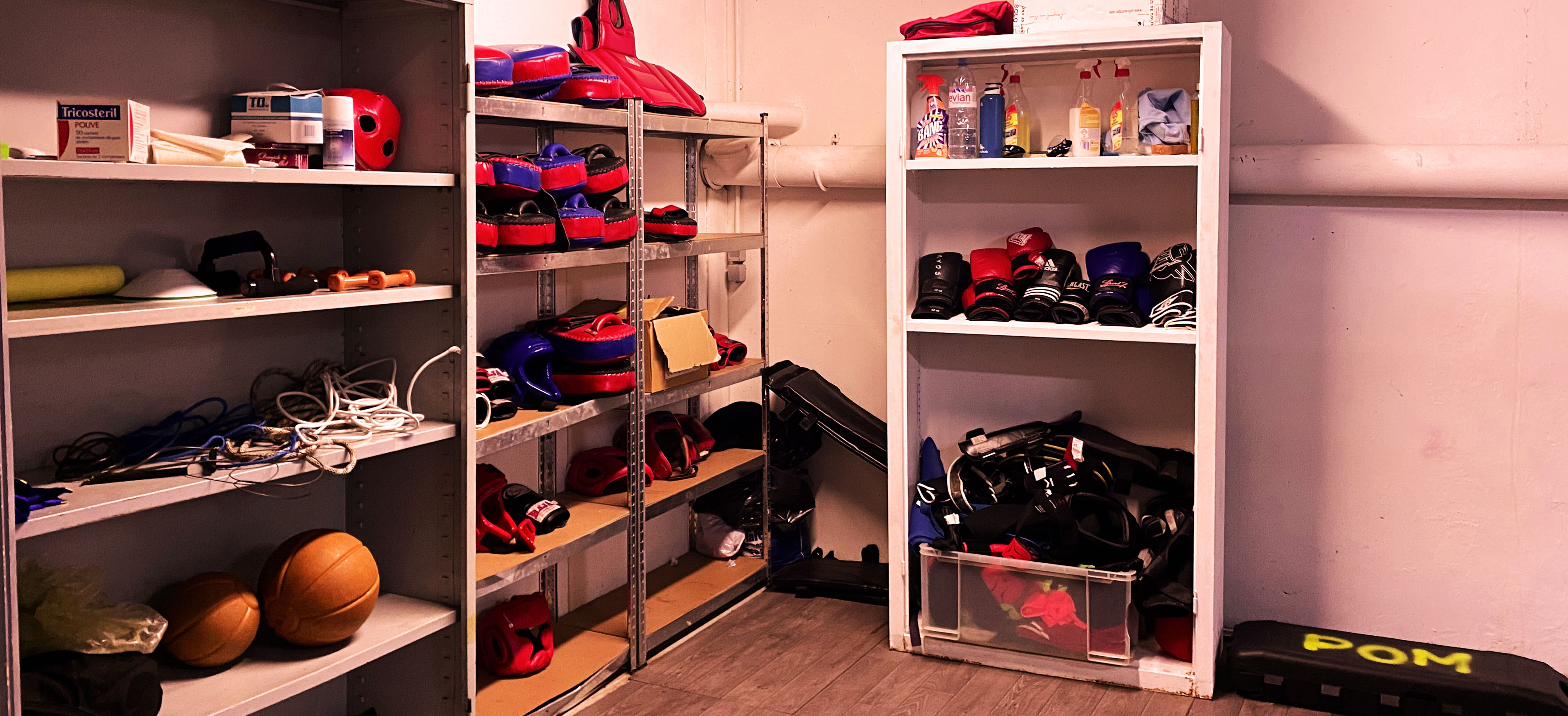 Intérieur de vestiaires de salle de boxe
